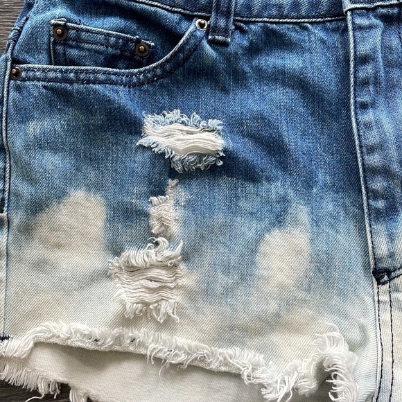 Sz 29 BDG Urban Outfitters High Rise Cheeky ombré blue to bleach shorts EUC - Picture 4 of 8